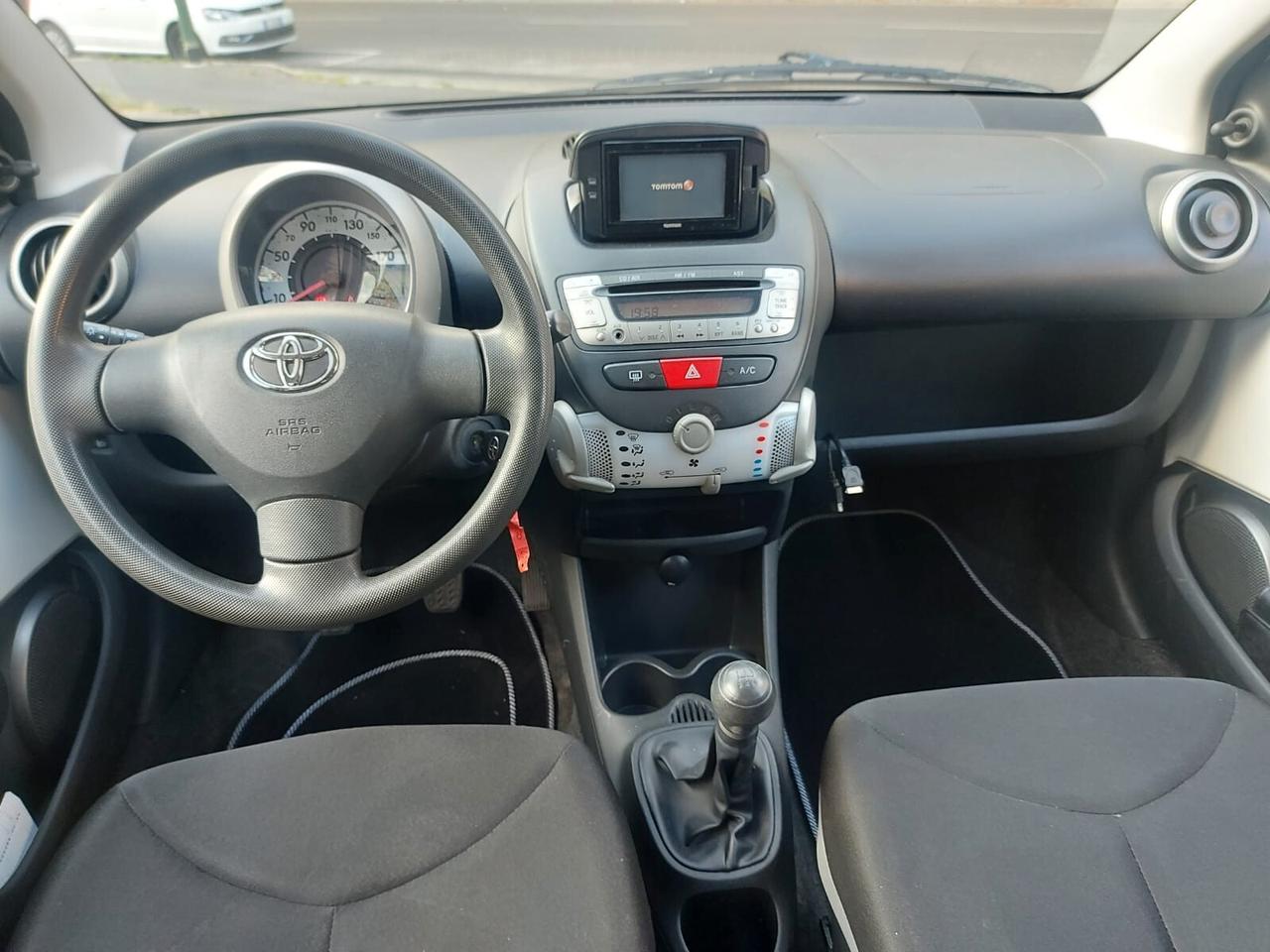 Toyota Aygo - con SENSORI DI PARCHEGGIO