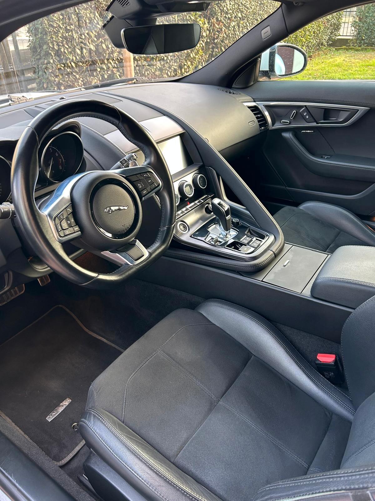 Jaguar F-Type 2.0 i4 RWD 300 CV aut. Coupé R-DYNAMIC