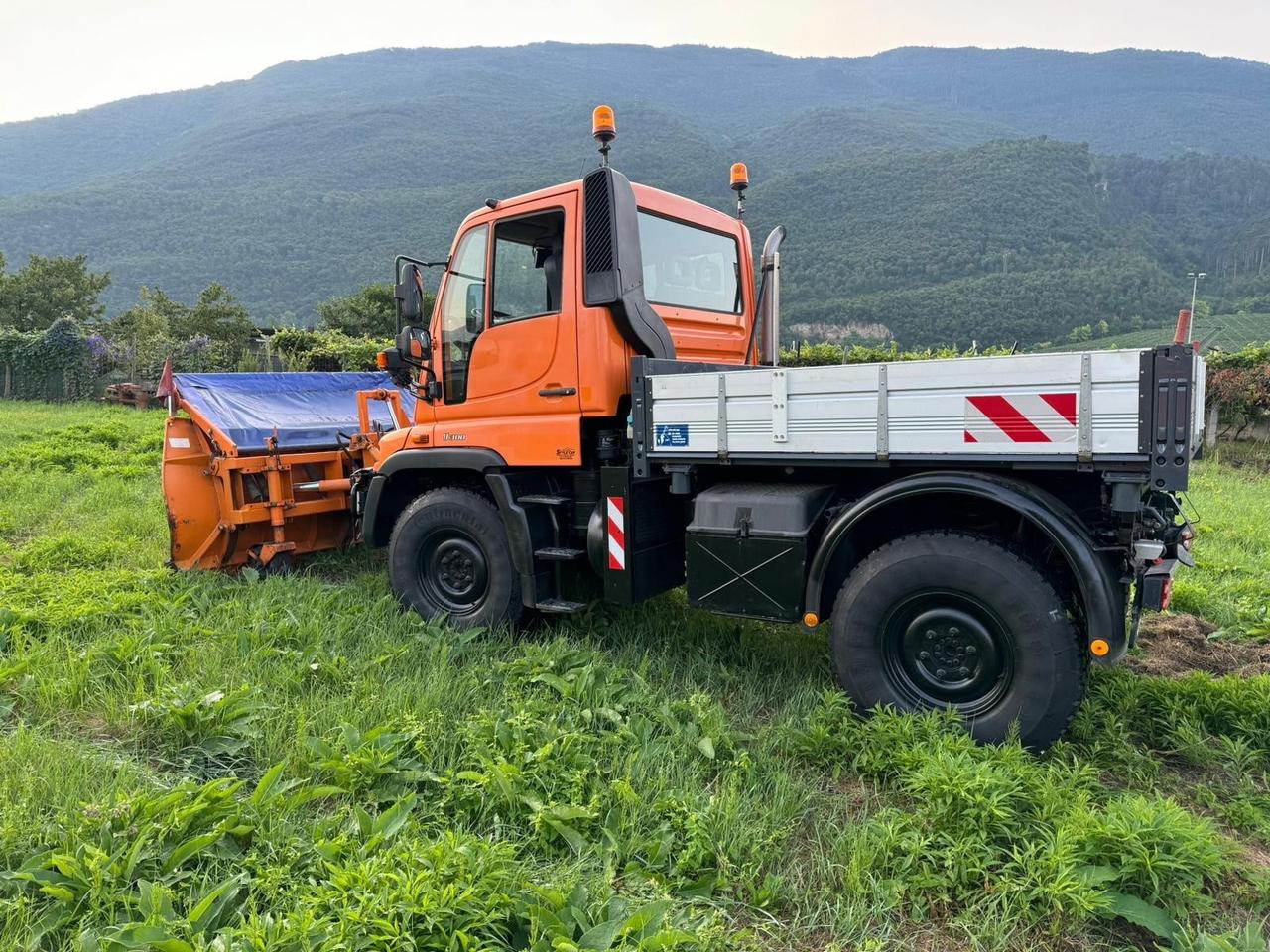 Mercedes-benz unimog u 300 4X4