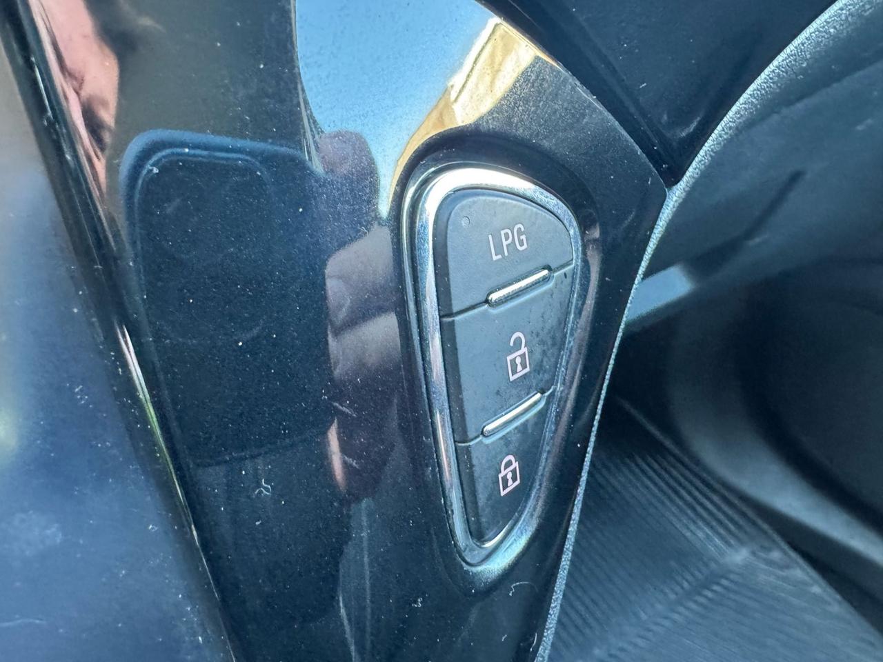 Opel Corsa 1.4 benzina/ GPL