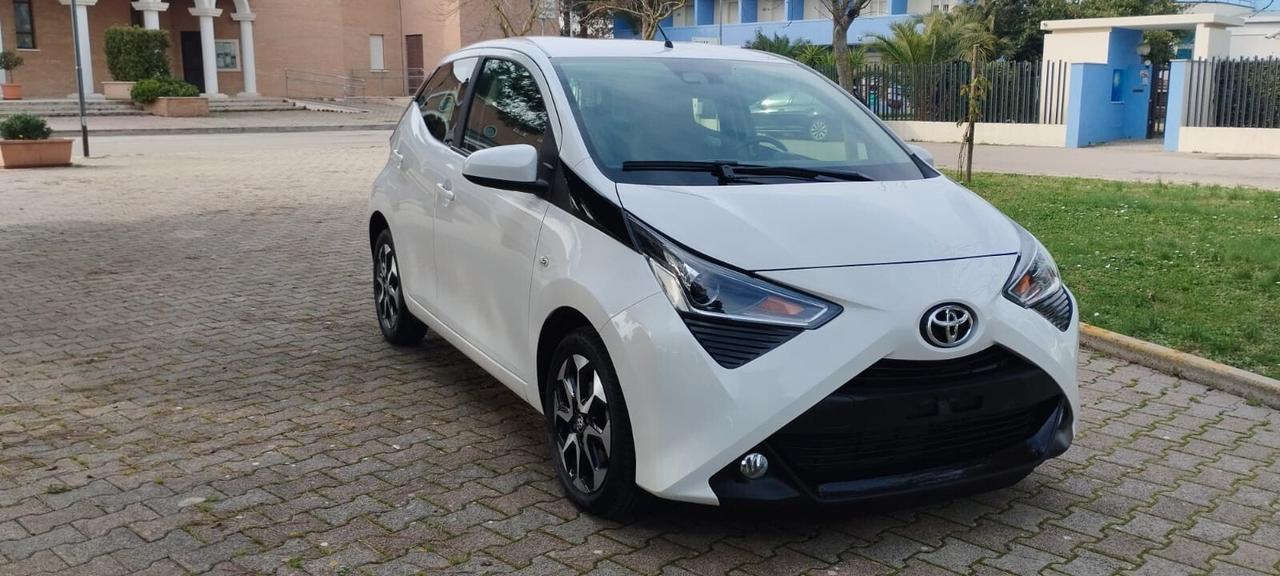 Toyota Aygo Connect 1.0 VVT-i 72 CV 5 porte x-play