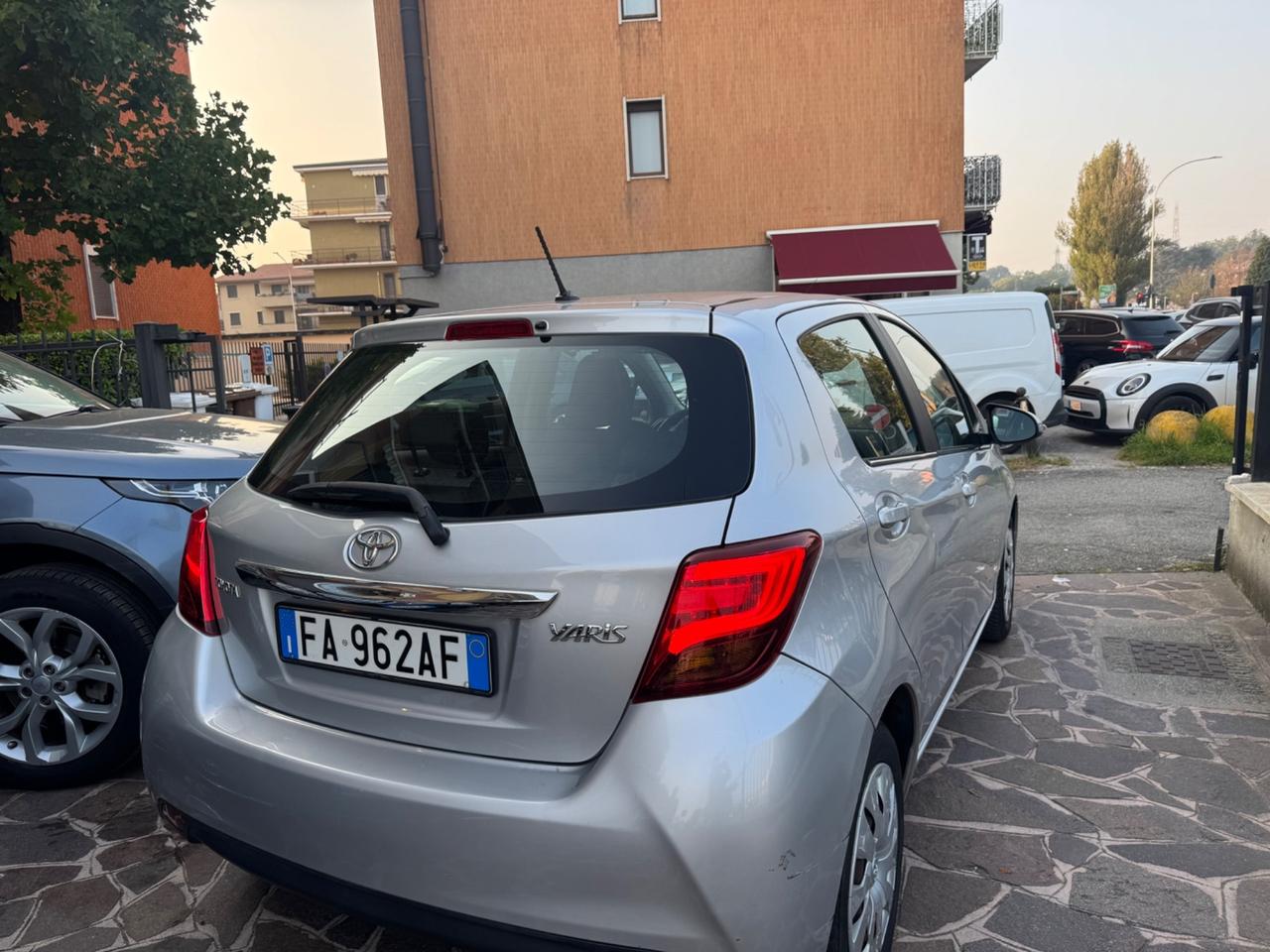 Toyota Yaris 1.0 5 porte Lounge neo patentati