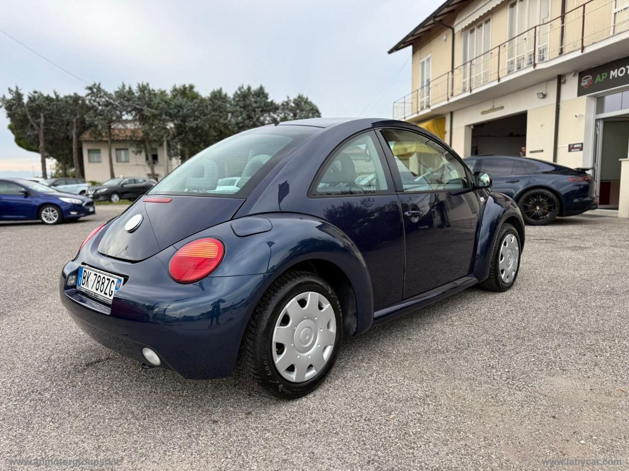 VOLKSWAGEN New Beetle 1.6