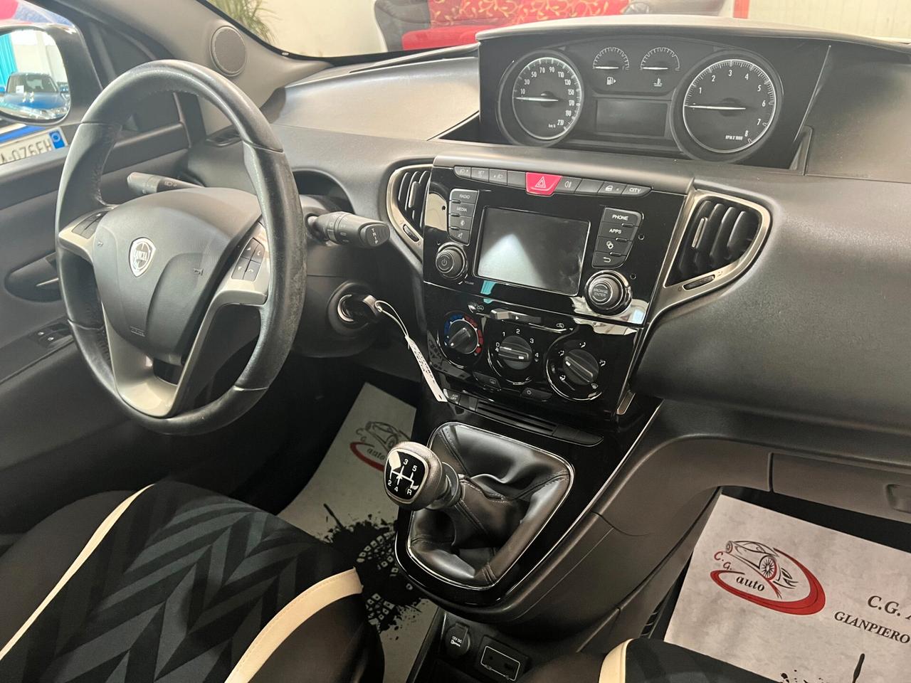 Lancia Ypsilon 1.2 69 CV Silver 2017