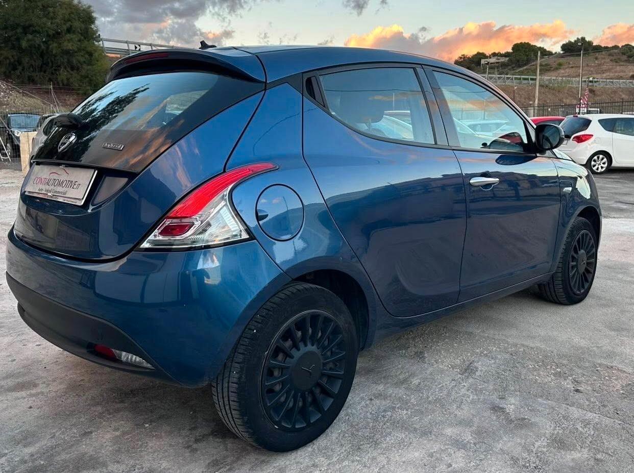 Lancia Ypsilon 1.0 FireFly 5 porte S&S Hybrid Ecochic Silver