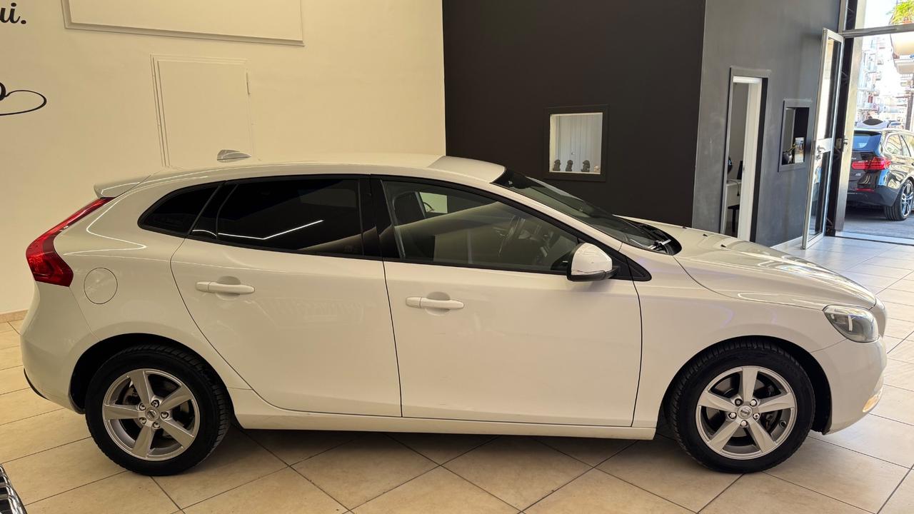 Volvo V40 D2 Momentum 2.0 120 Cv-2016