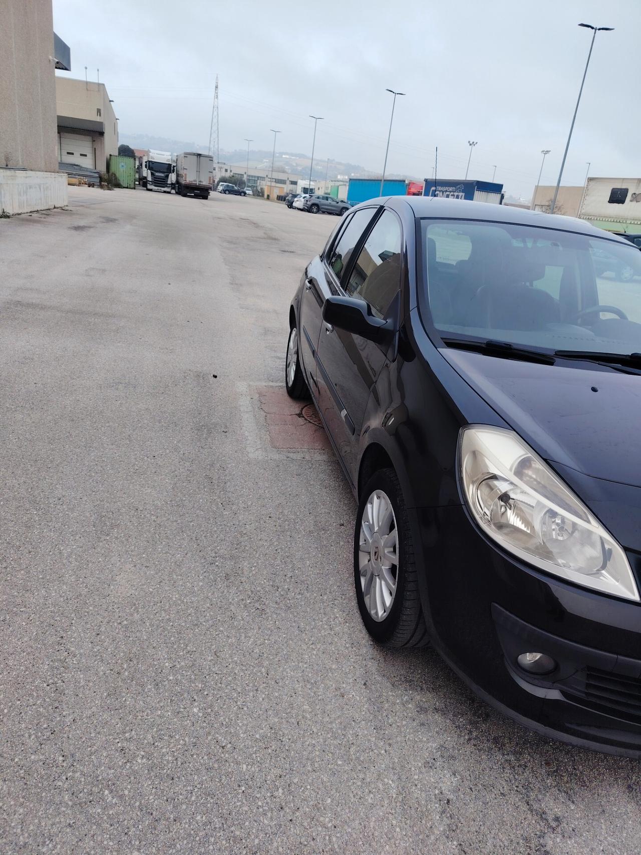 Renault Clio 1.2 16V SporTour Le Iene