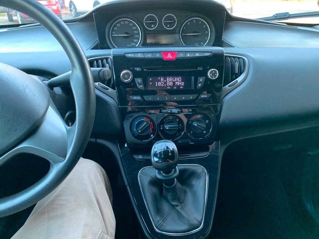 Lancia Ypsilon elefantino-5 porte-con solo 60000 km-del 2015-benzina gpl da fabbrica-ecologica-8 gomme e cerchi