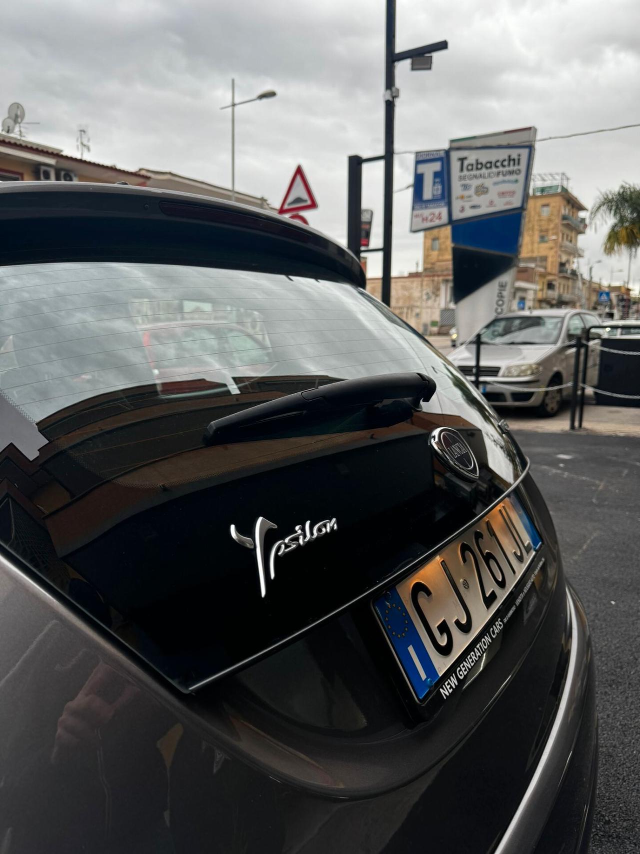 Lancia Ypsilon 1.0 FireFly 5 porte S&S Hybrid Ecochic Silver