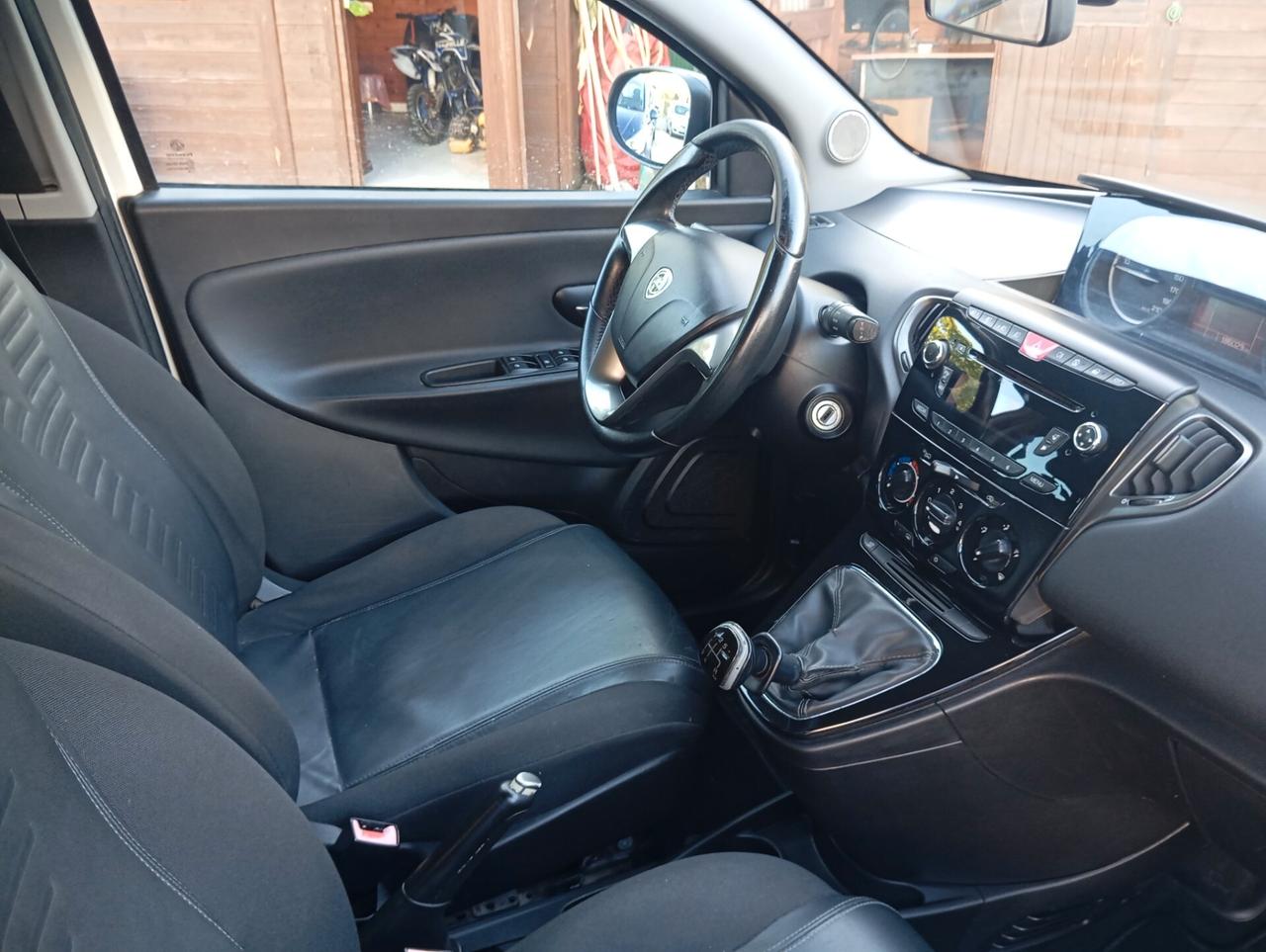 Lancia Ypsilon 1.2 69 CV 5 porte S&S Silver