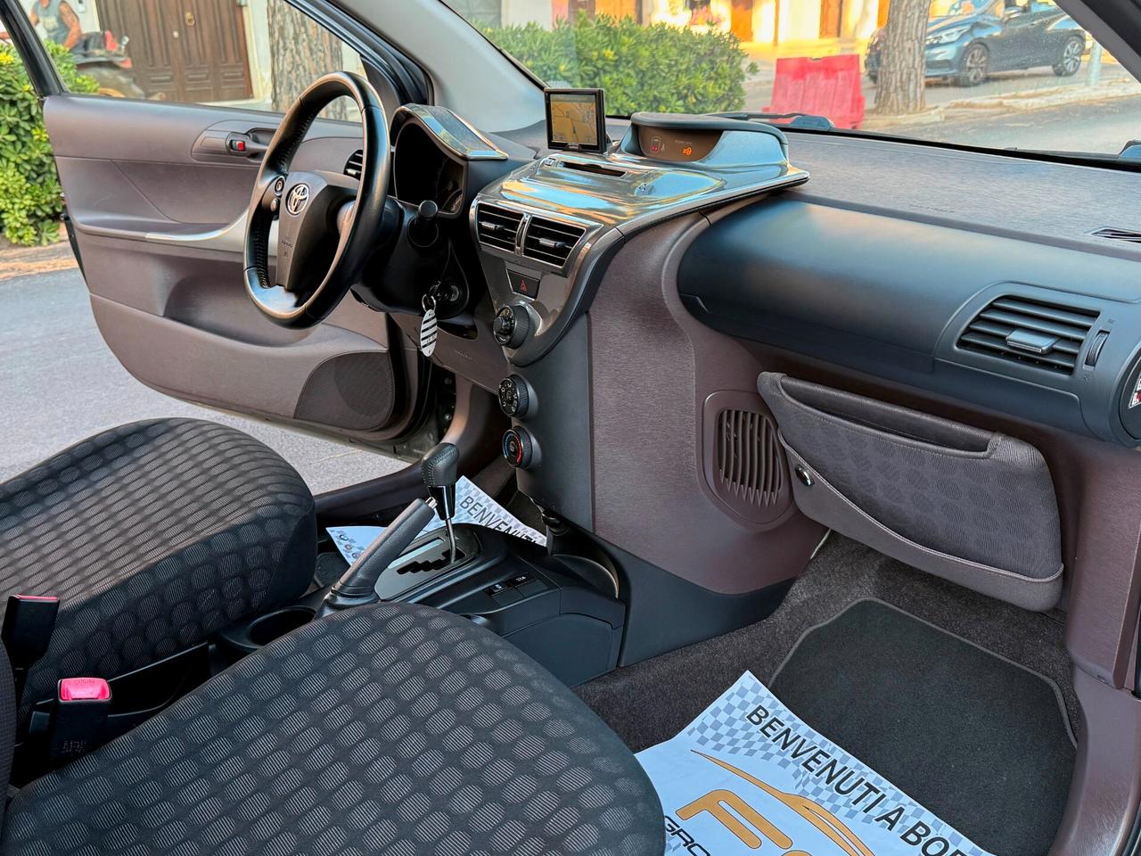 Toyota iQ 1.0 68CV Automatic *NAVI - 2009