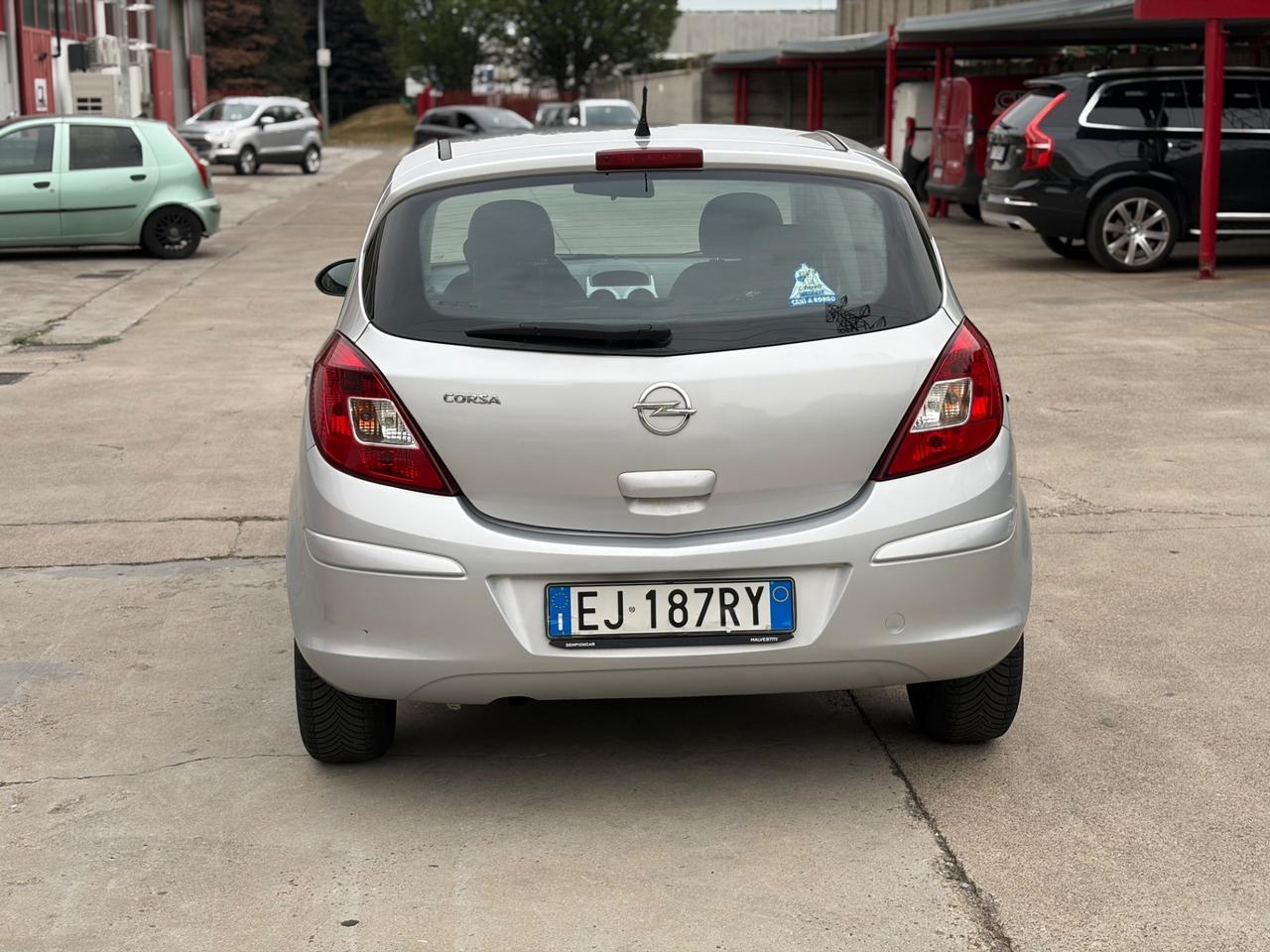 Opel Corsa 1.2 5 porte Cosmo