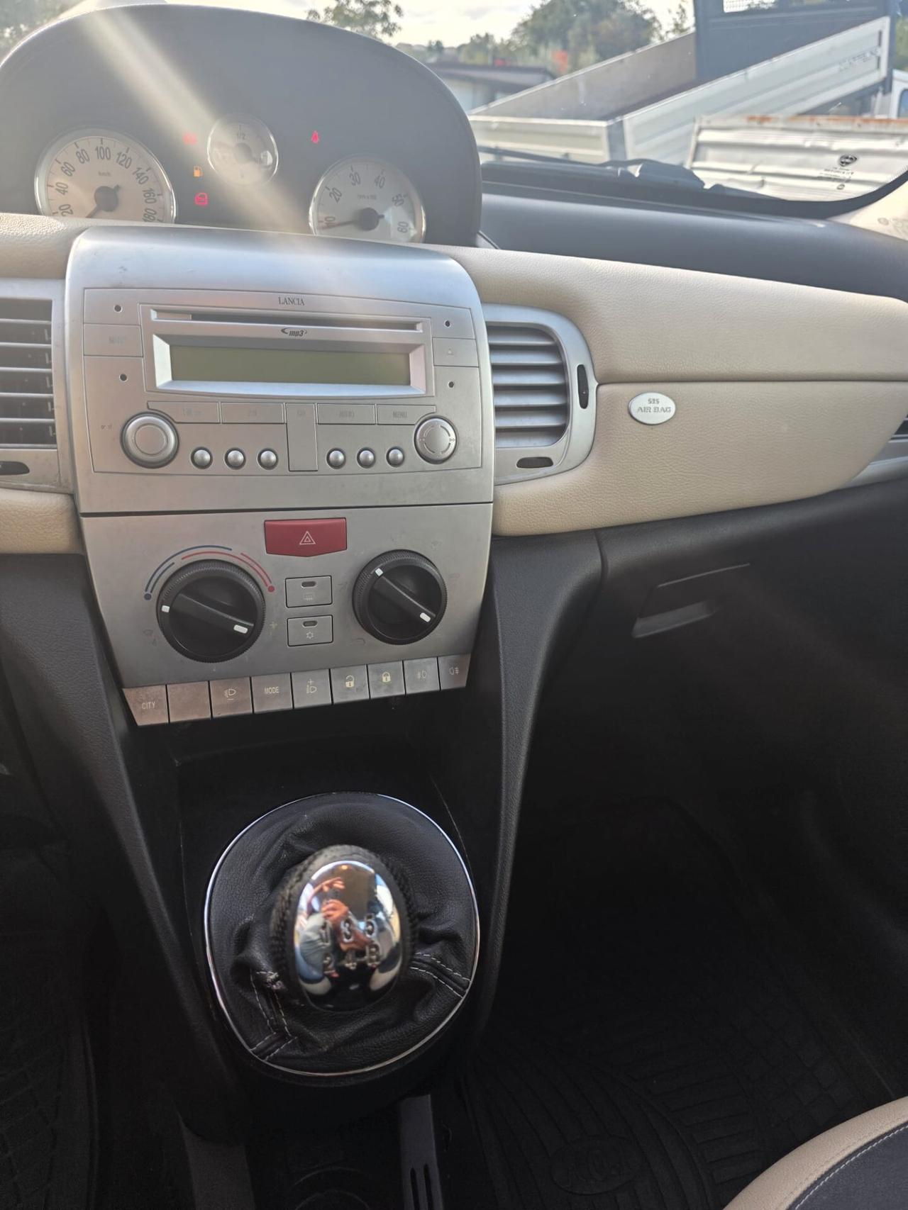 Lancia Ypsilon 1.3 MJT 75 CV Platino