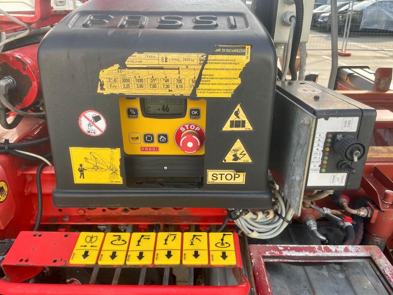 Iveco 100E18 - RIBALTABILE POSTERIORE CON GRU CARICATRICE FASSI F80 A.23