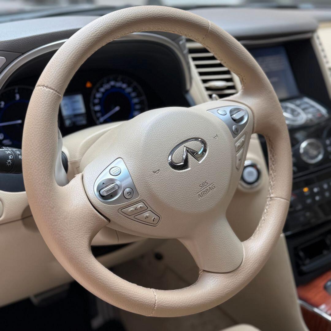 Infiniti QX70 3.0 diesel V6 AT GT Premium