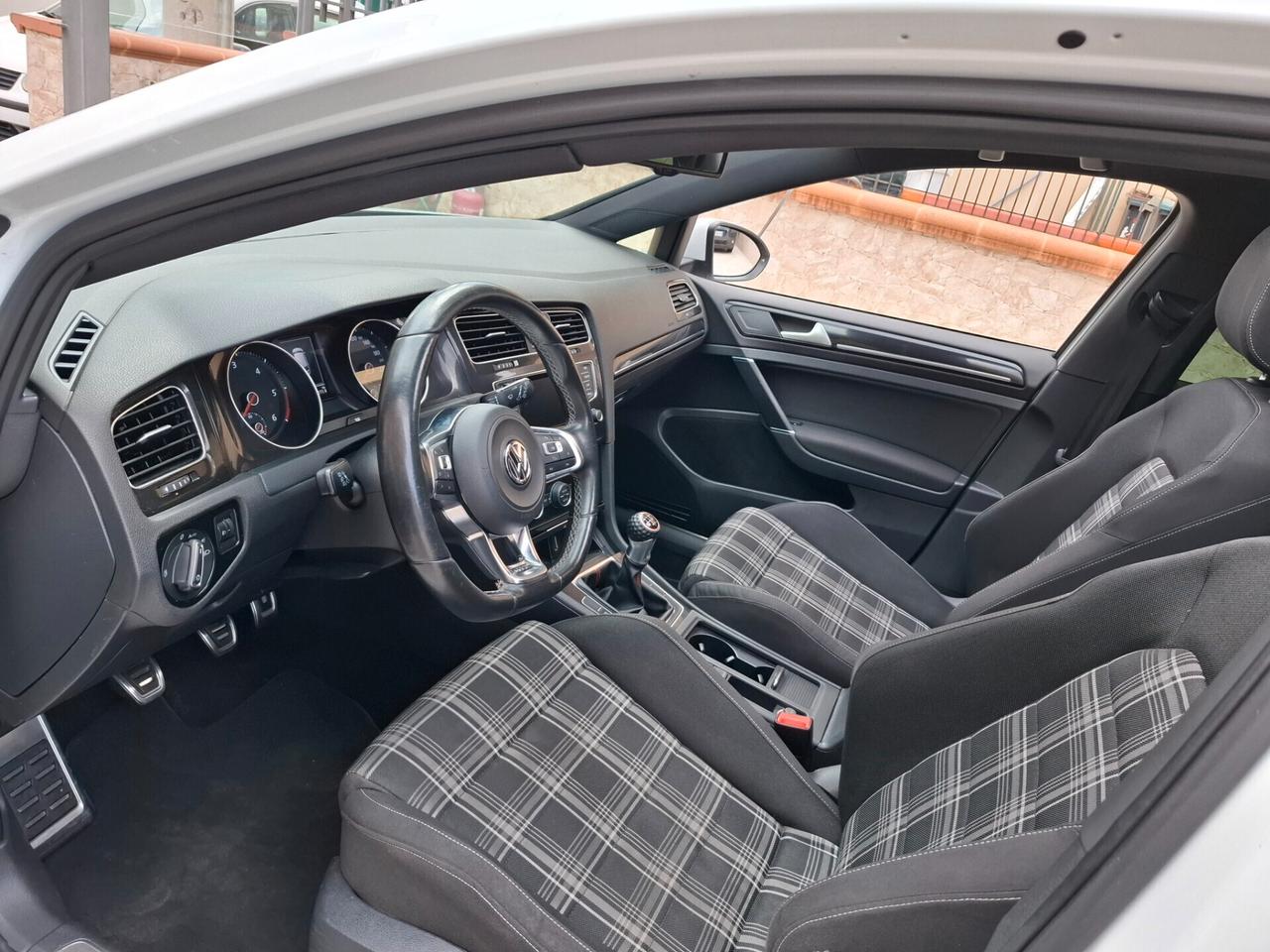 Volkswagen Golf - 2.0 TDI GTD PANO