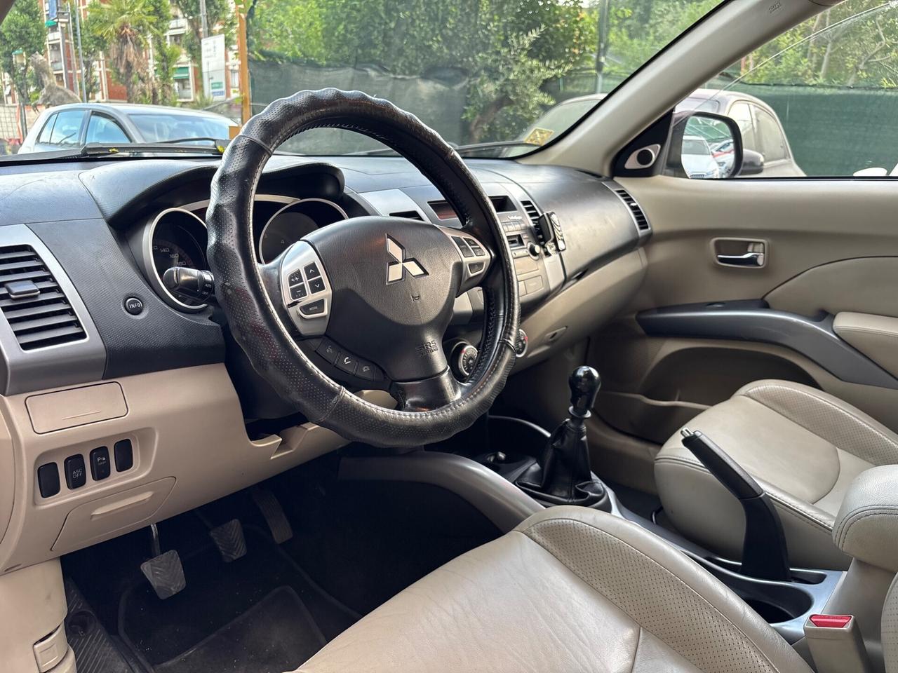 Mitsubishi Outlander 2.2 DI-D 7 posti 4x4