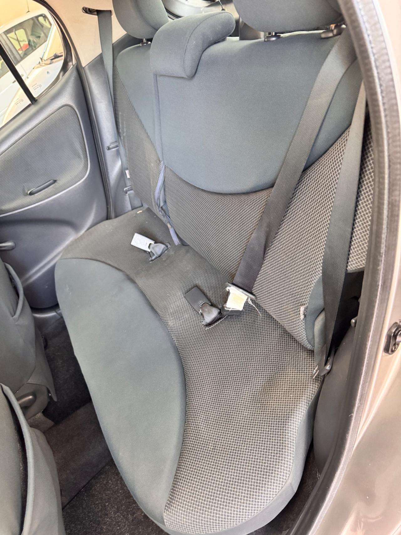Toyota Yaris 1.0i 16V cat 5 porte Sol