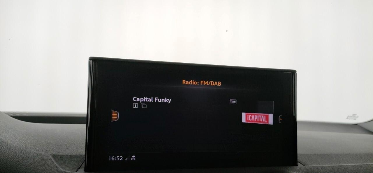 Audi Q2 30 TDI Identity Black