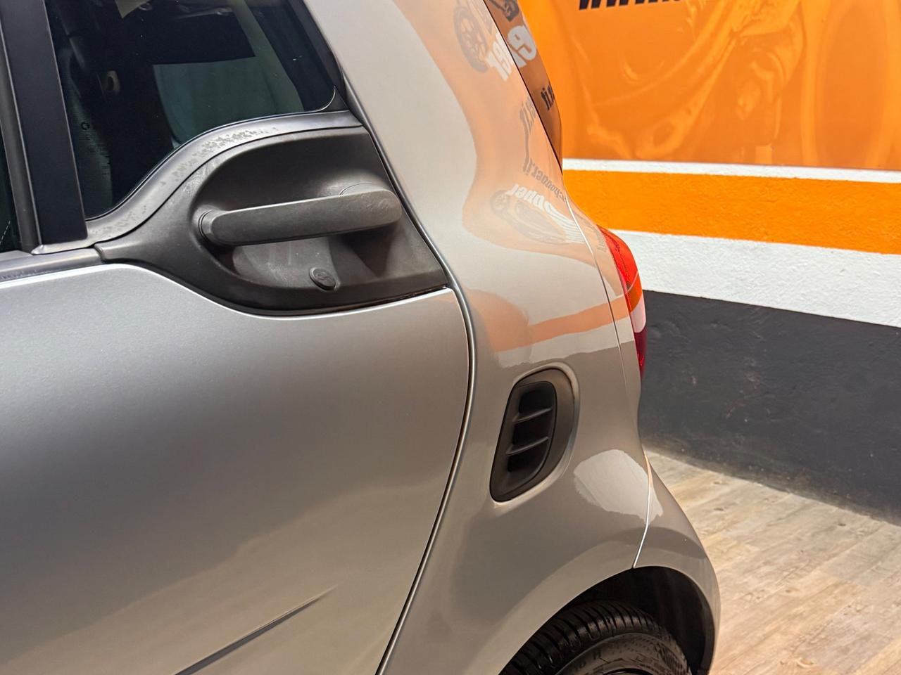 BELLISSIMA SMART FORTWO ADATTA A NEOPATENTATI CON TETTO PANORAMICO CON SOLI 69.625 KM