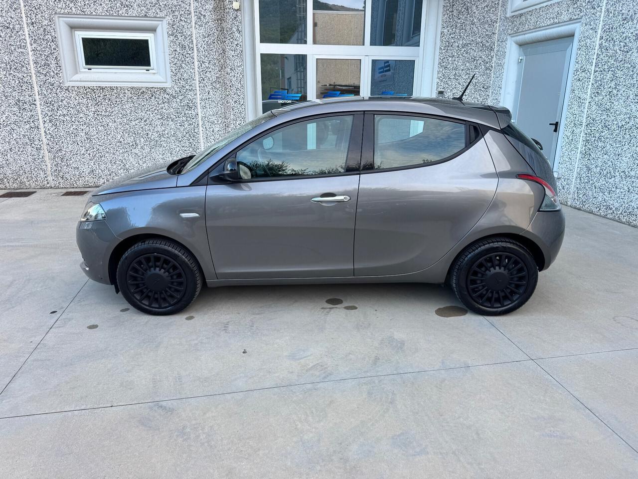 Ypsilon 1.0 FireFly 5 porte S&S Hybrid Silver