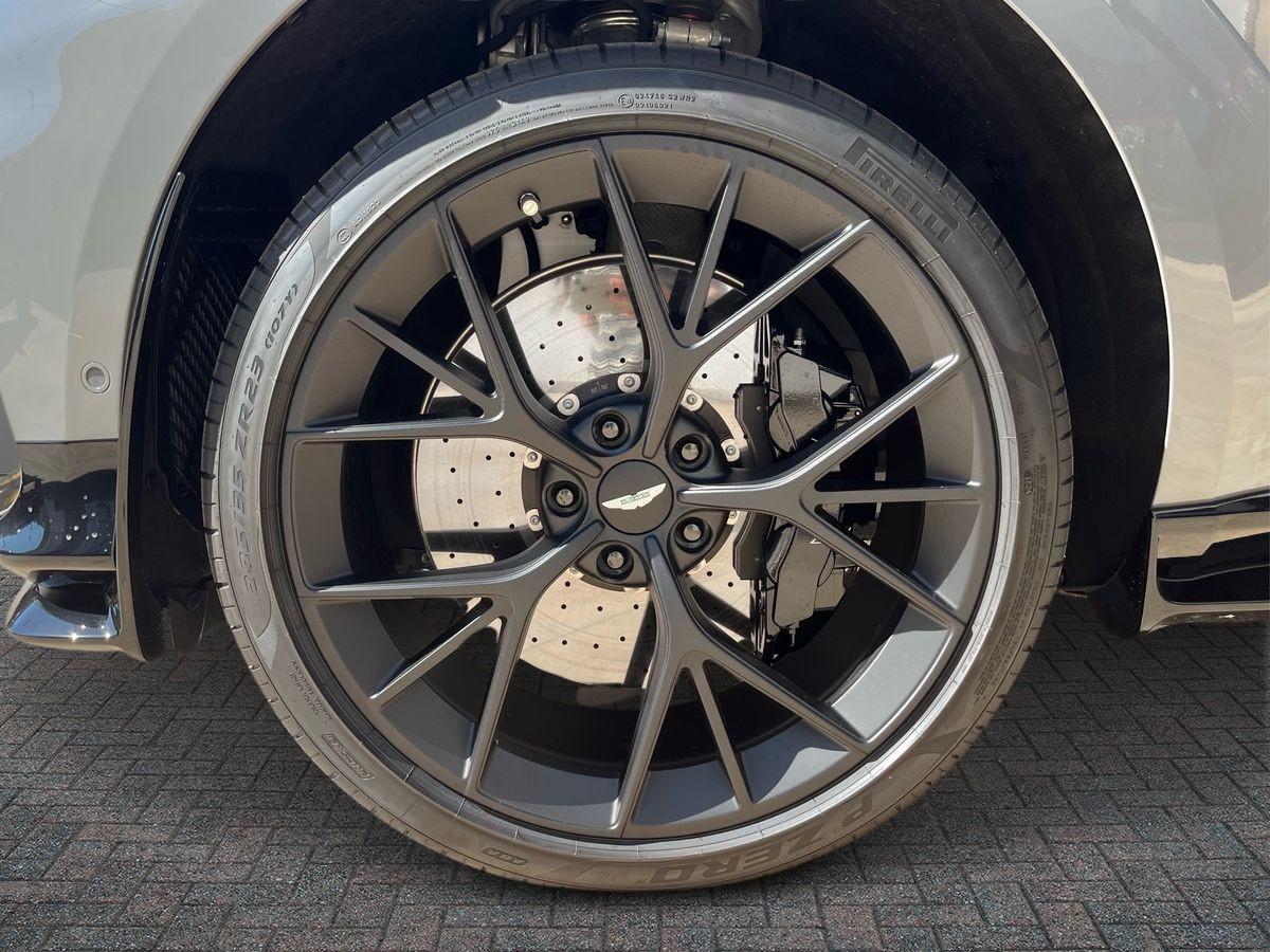 ASTON MARTIN DBX707 4.0