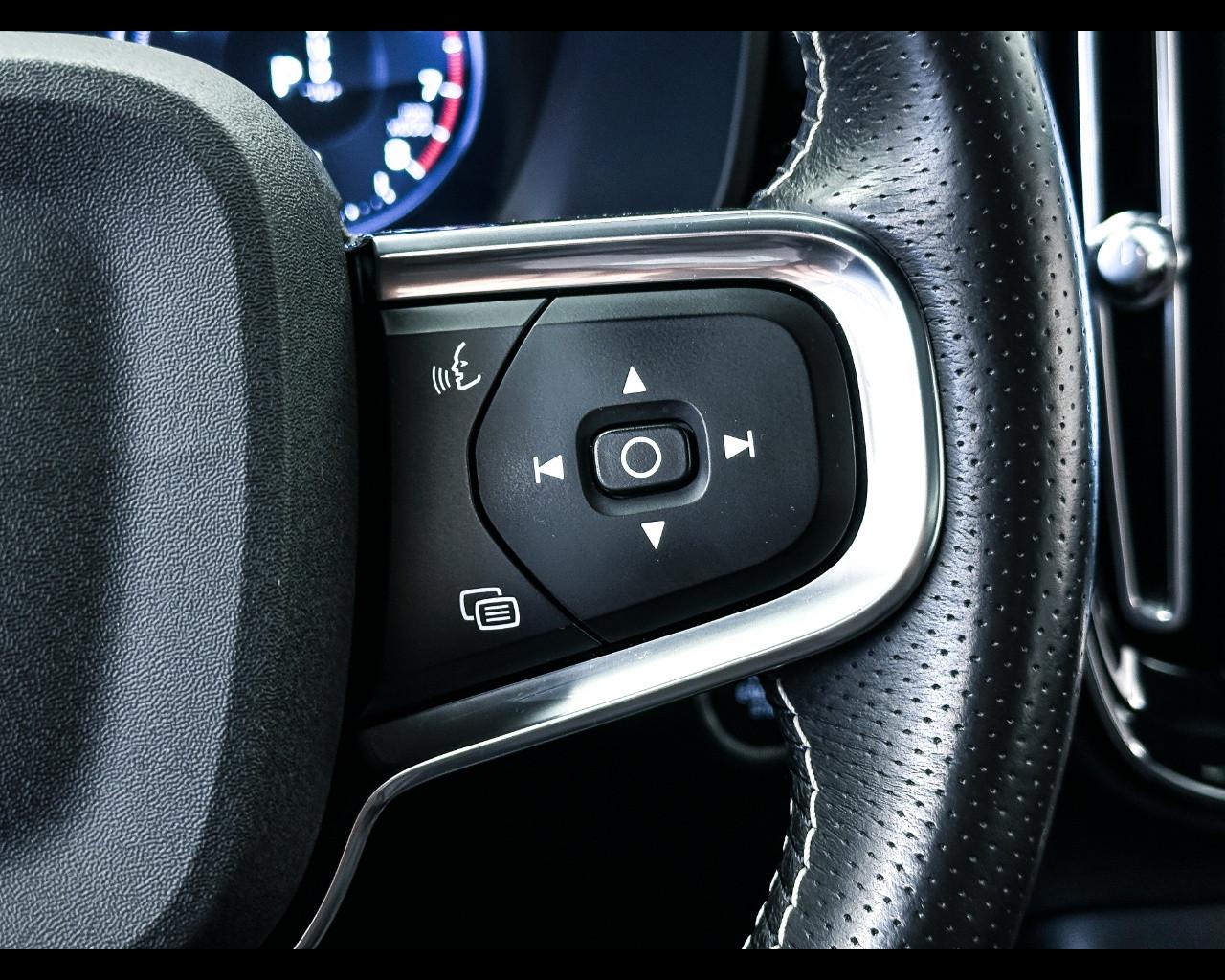 VOLVO XC40 (2017-->) - XC40 B5 AWD Geartronic R-design