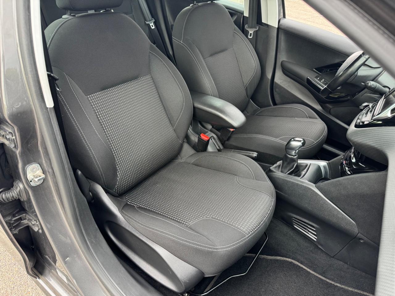 Peugeot 208 tagliandata cinghia nuova Neopatentati