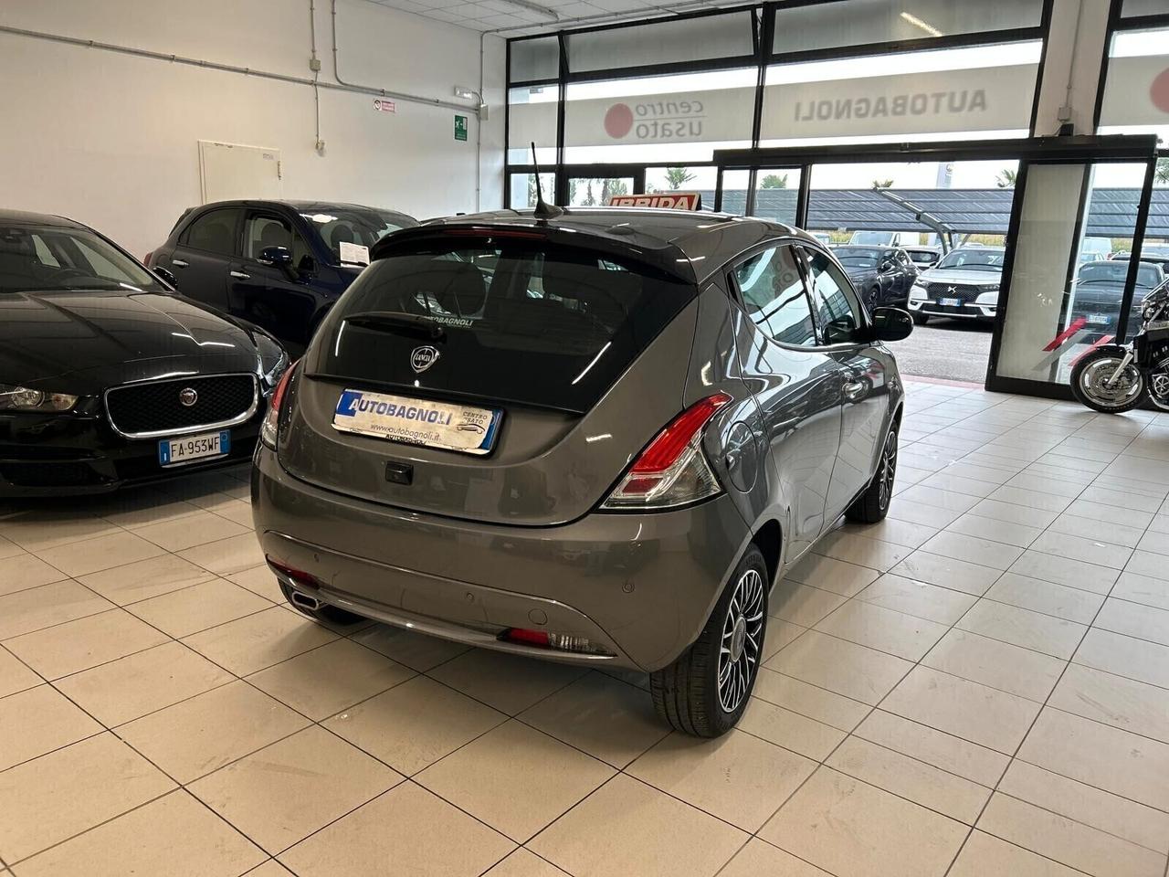 Lancia Ypsilon PLATINO 1.0 FireFly Hybrid SPOTICAR