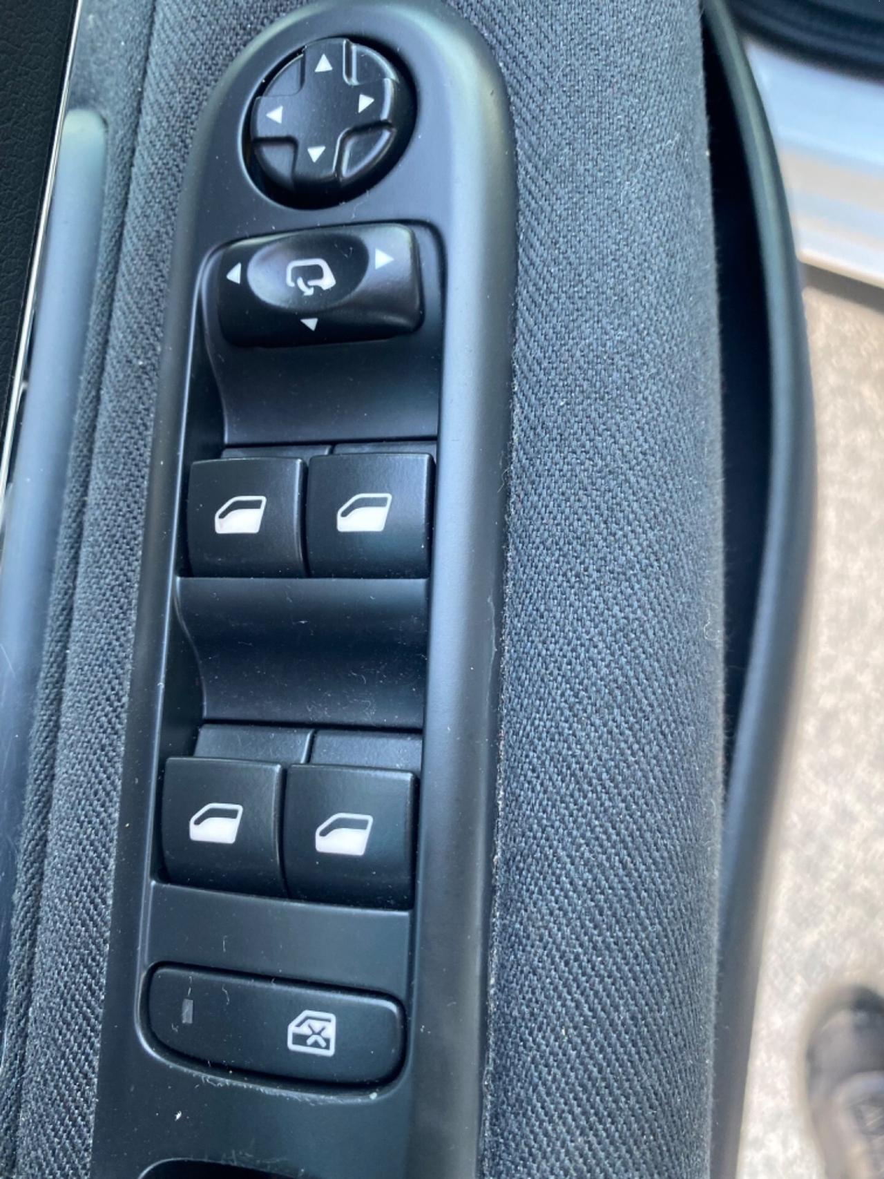 Peugeot 3008 1.6 HDI Fine 2016 Full Navi Led