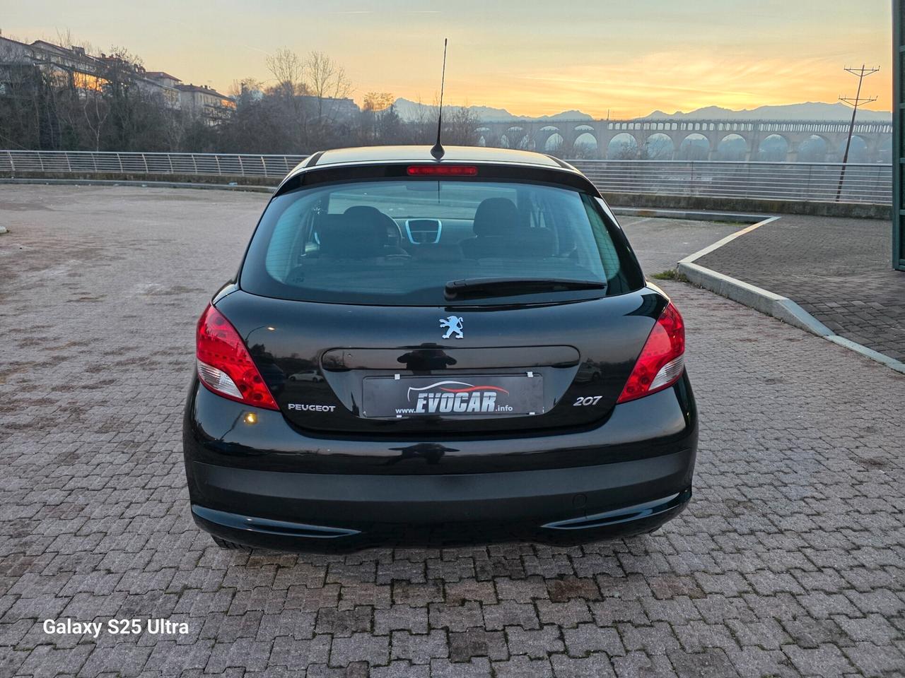 Peugeot 207 1.4 8V 75CV 3p. ONE Line