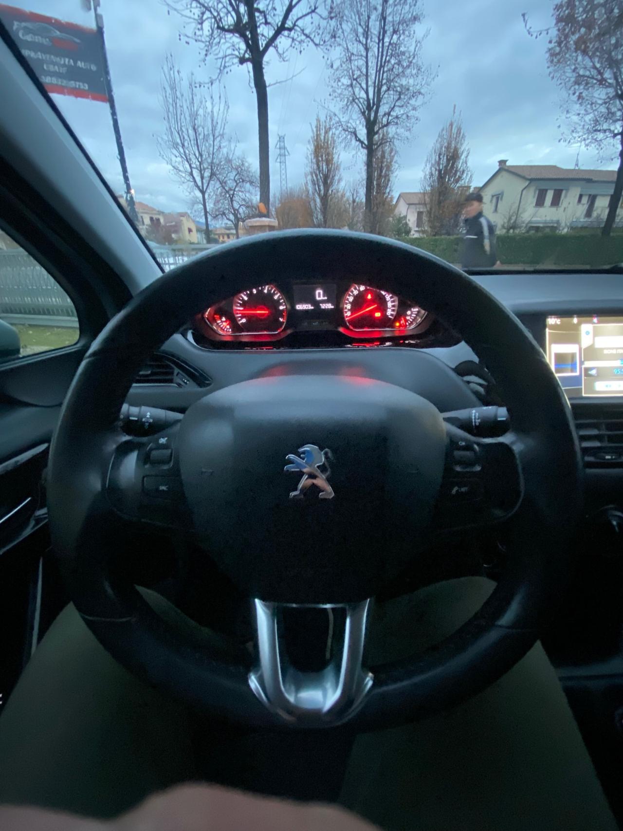 Peugeot 208 PureTech 82 5 porte Allure