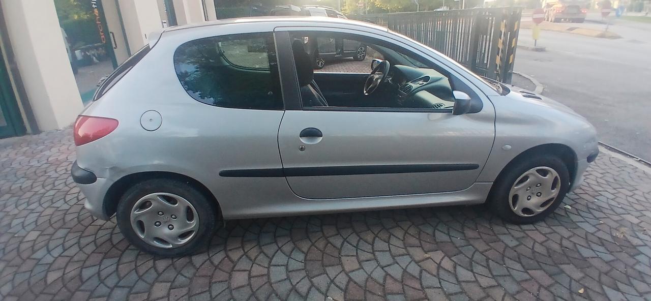 Peugeot 206 1.pochi km neopatentati