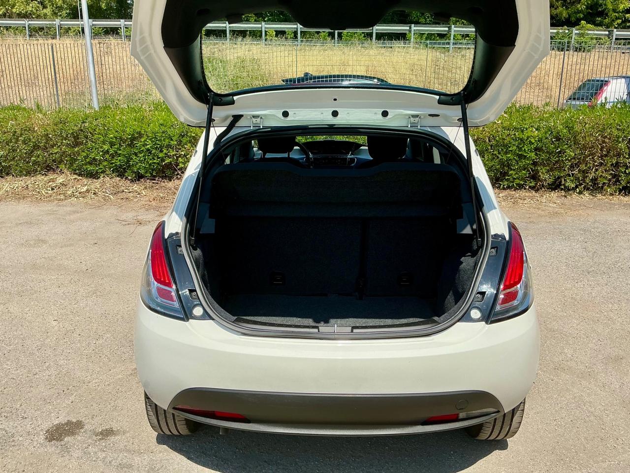 Lancia Ypsilon 1.0 70Cv FireFly Hybrid Gold 5 Posti