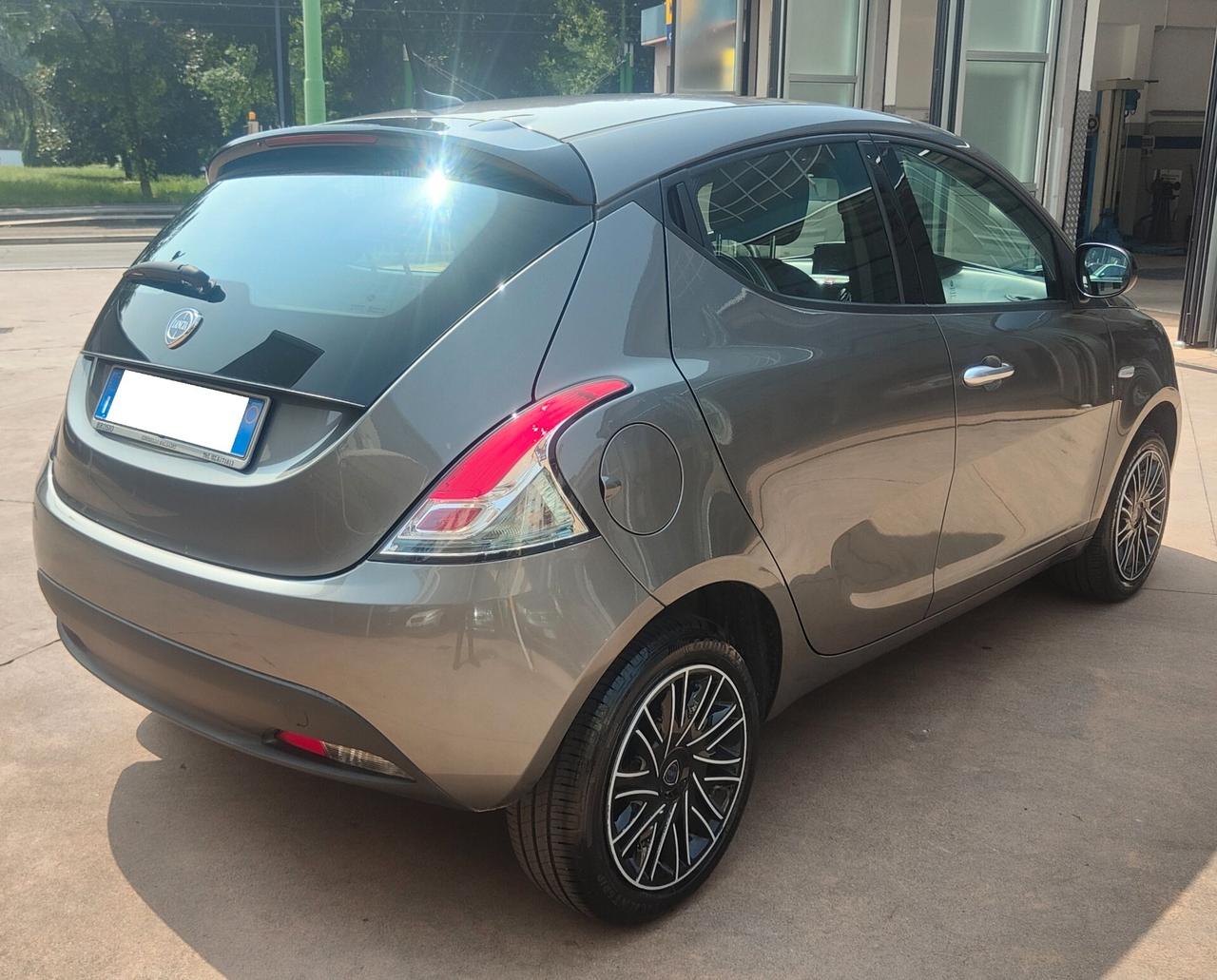 Lancia Ypsilon 1.0 Hybrid Oro