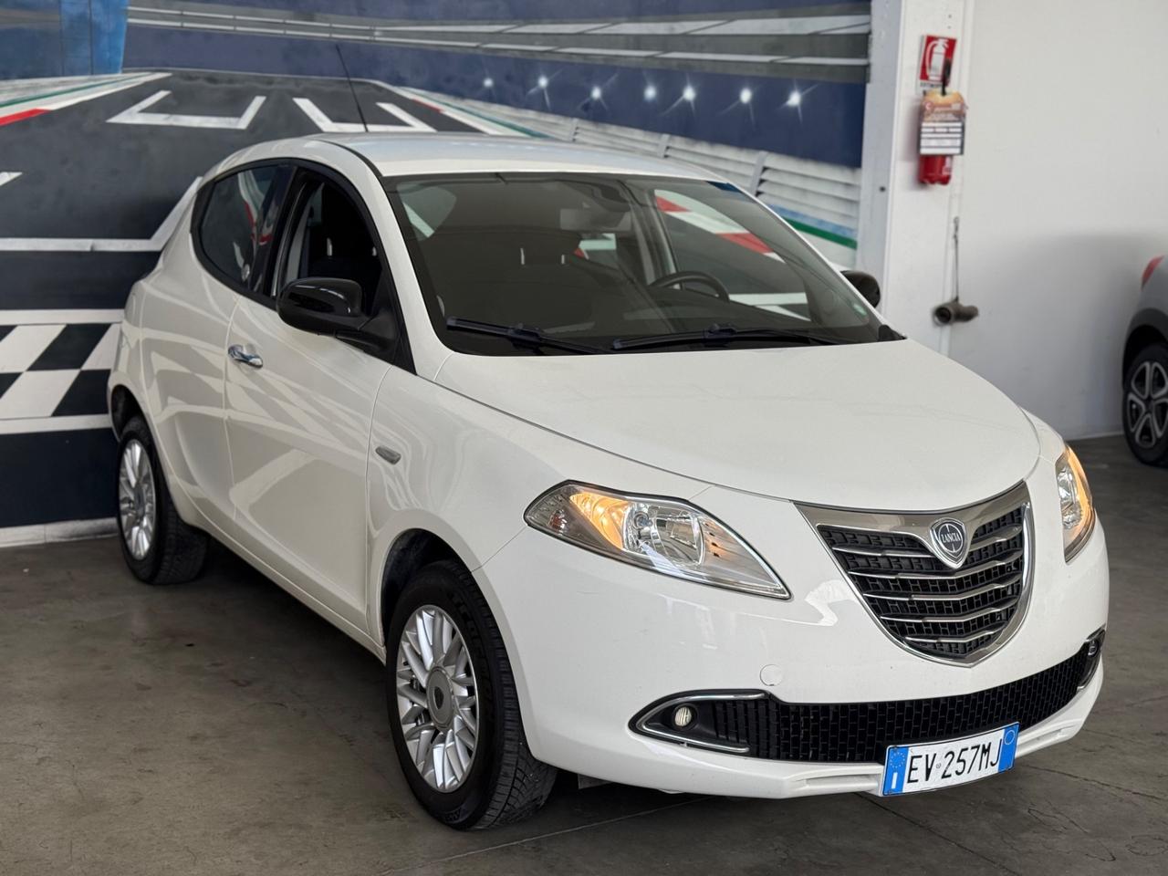 Lancia Ypsilon 0.9 TwinAir 85 CV 5 porte Metano
