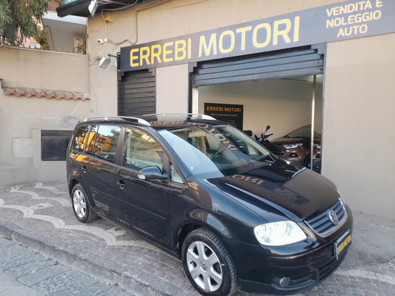 Volkswagen Touran 1.6 FSI Highline