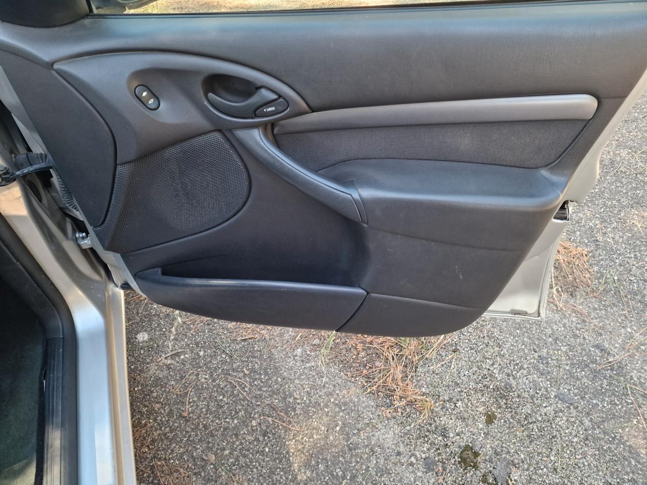 Ford Focus 1.6i 16V cat 5p. Ambiente