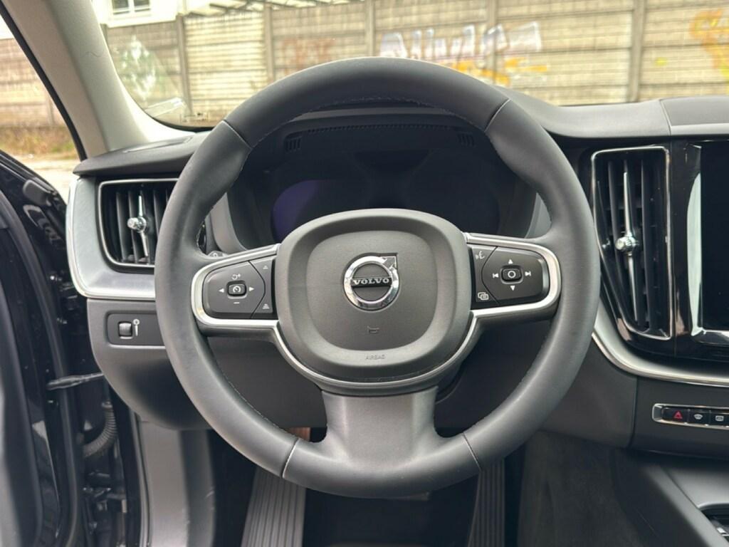 Volvo XC60 2.0 B4 Momentum Pro AWD Auto