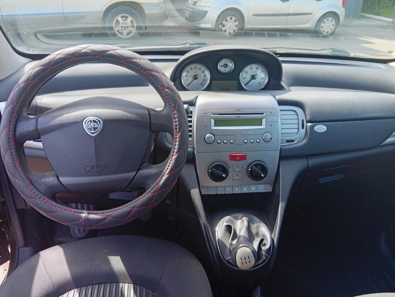 Lancia Ypsilon 1.3 MJT 75 CV Versus