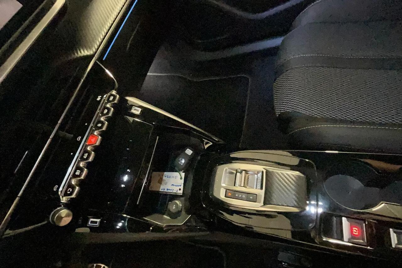 Peugeot 2008 motore elettrico 136 CV Active