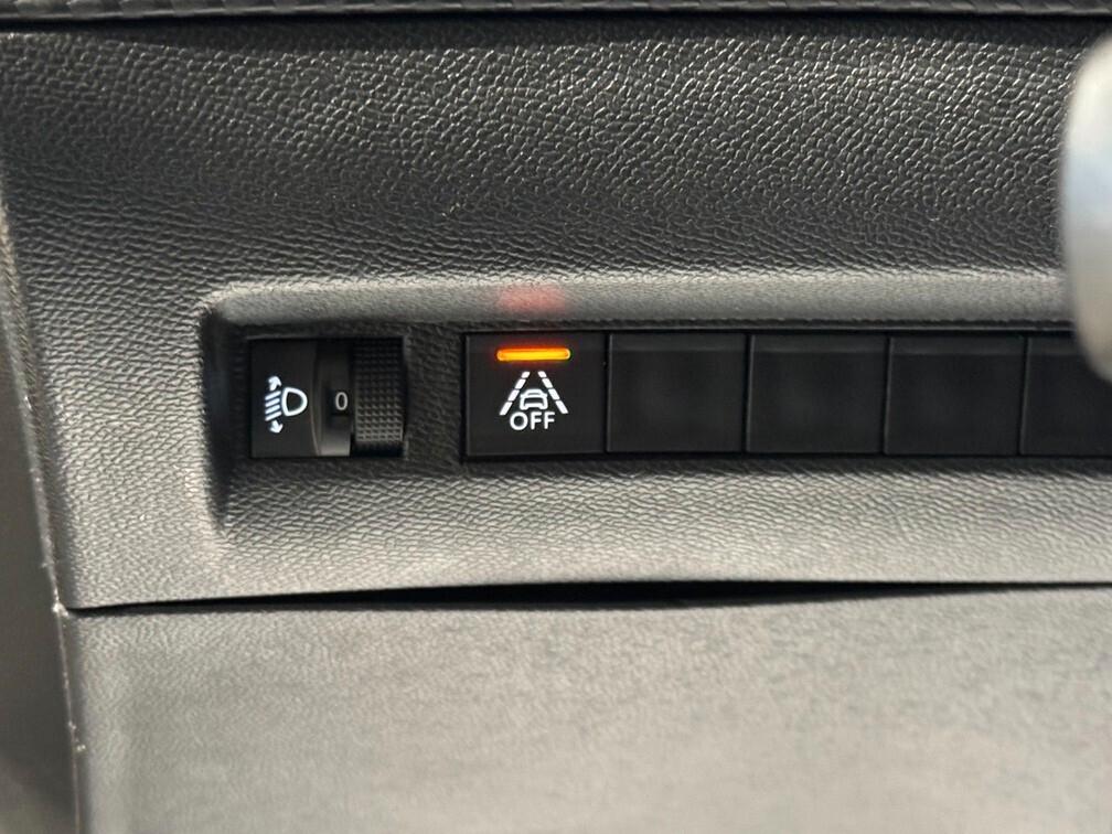 Peugeot 2008 1.5 bluehdi Allure Navi Led Cam App conn 17" Neopat