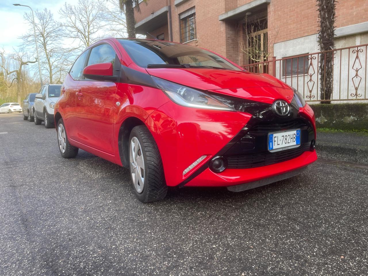Toyota Aygo 1.0 VVT-i 69 CV 5 porte x-wave Bordeaux TSS