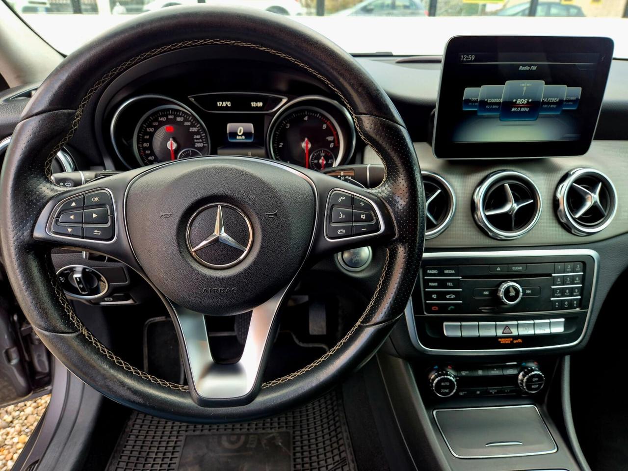 Mercedes-benz GLA 200d Premium Night Edition Automatic