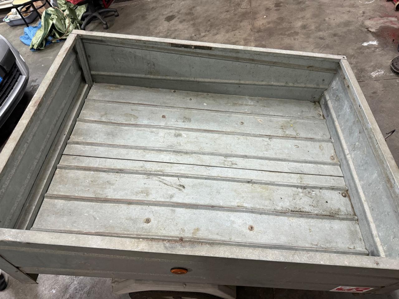 Renault Clio 1.2 con gancio traino e carrello compreso