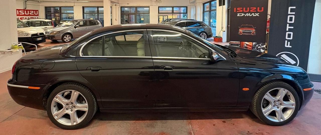 JAGUAR S-TYPE CAMBIO AUT. .Diesel 2700 CV 207 con Km 156.642 certificati