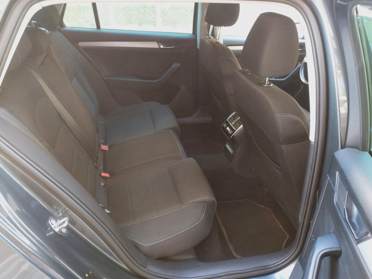 Skoda Superb 2.0 TDI DSG Wagon Style
