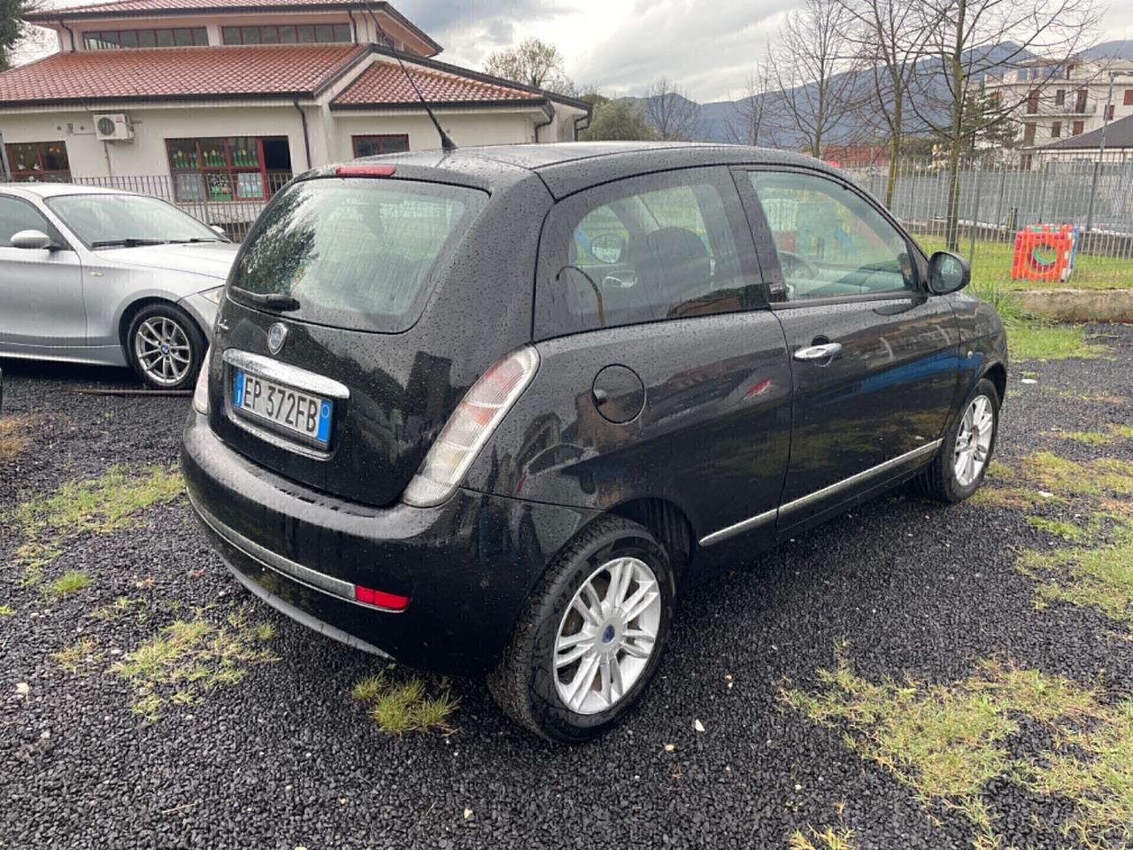 Lancia Ypsilon 1.3 MJT 75 CV Unyca