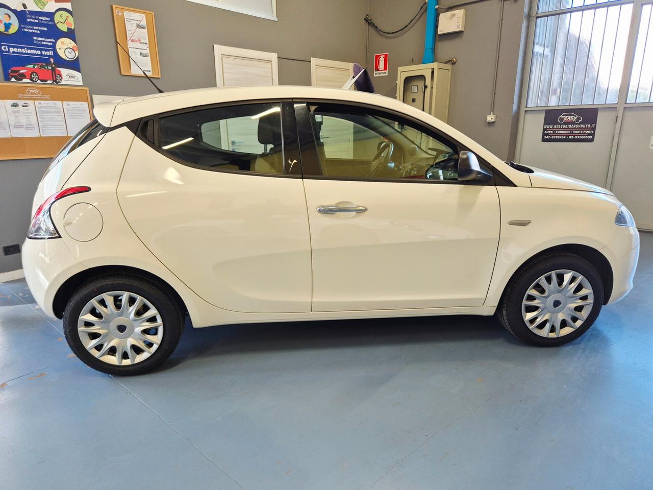 Lancia Ypsilon 1.2 69 CV 5 porte SILVER