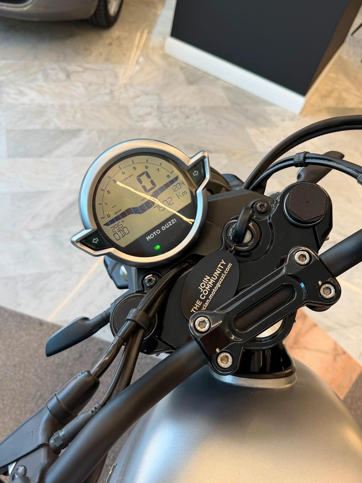 Moto Guzzi V7 exclusive 2023